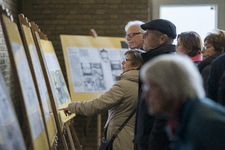 910628 Afbeelding van bezoekers van de informatieavond over de toekomstplannen van de Bibliotheek Utrecht, in de hal ...
